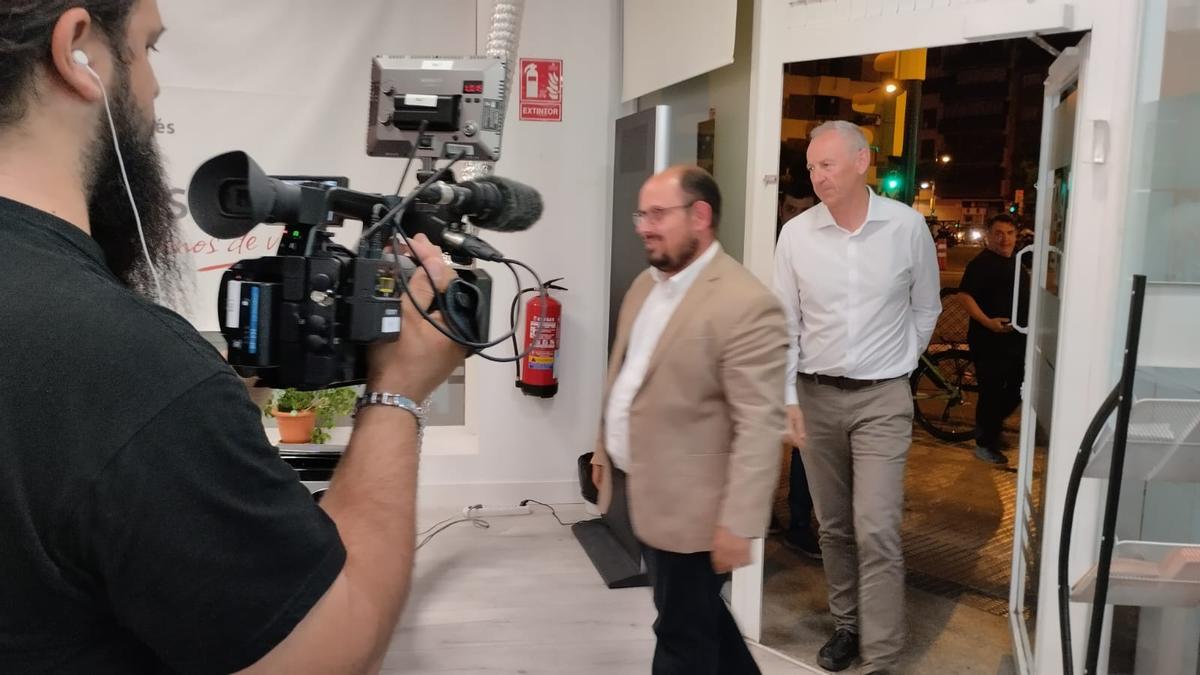 El candidato del PAR, Alberto Izquierdo, al llegar a su sede para hacer las valoraciones del 28M.