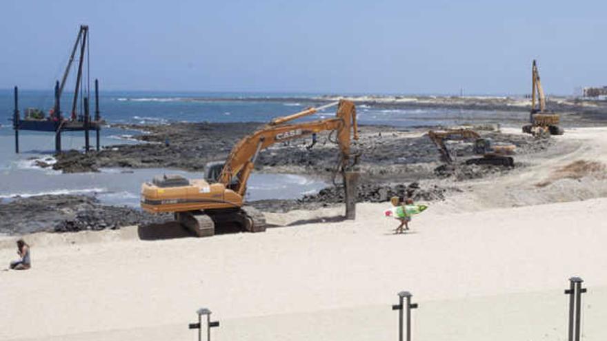 Varias maquinarias trabajando en el litoral de la playa de las Agujas, en el pueblo de Corralejo . | fuselli