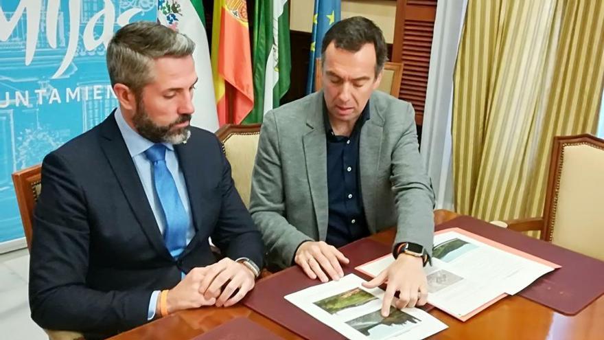 El edil de Urbanismo, Andrés Ruiz, repasa las zonas industriales con el alcalde Juan Carlos Maldonado.