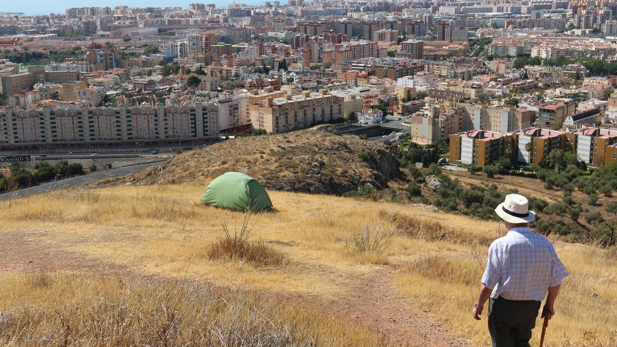 Vista de Málaga desde el Cerro de la Tortuga, un importante yacimiento arqueológico.
