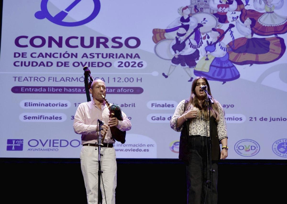Ainhoa García García, acompañada a la gaita por Vicente Prado, «El Pravianu», en la eliminatoria del Concurso de canción asturiana de Oviedo. | JUAN PLAZA