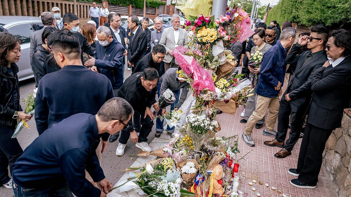 Acto en homenaje a la mujer asesinada en Esplugues con la presencia del padre de la víctima, que ha viajado desde China