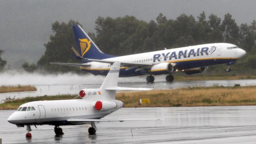 Despegue de un avión de Ryanair desde Lavacolla. // Xoán Álvarez