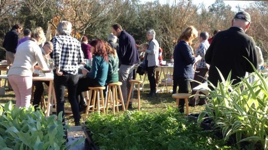 Participants, en una de les activitats organitzades a Can Mir, a la comarca de la Selva.