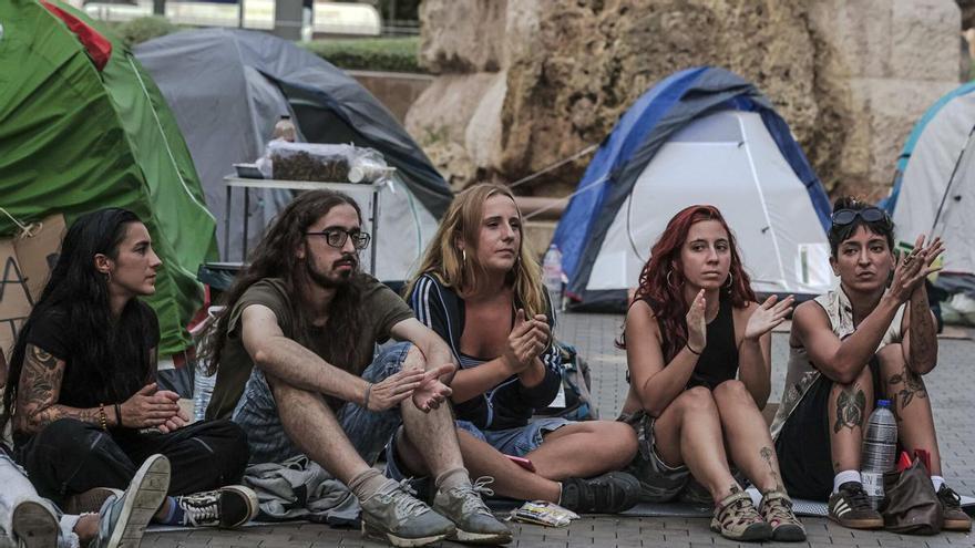 Los activistas acampados en Palma siguen con la protesta inspirada en el 15M: el decreto de vivienda sabe a poco