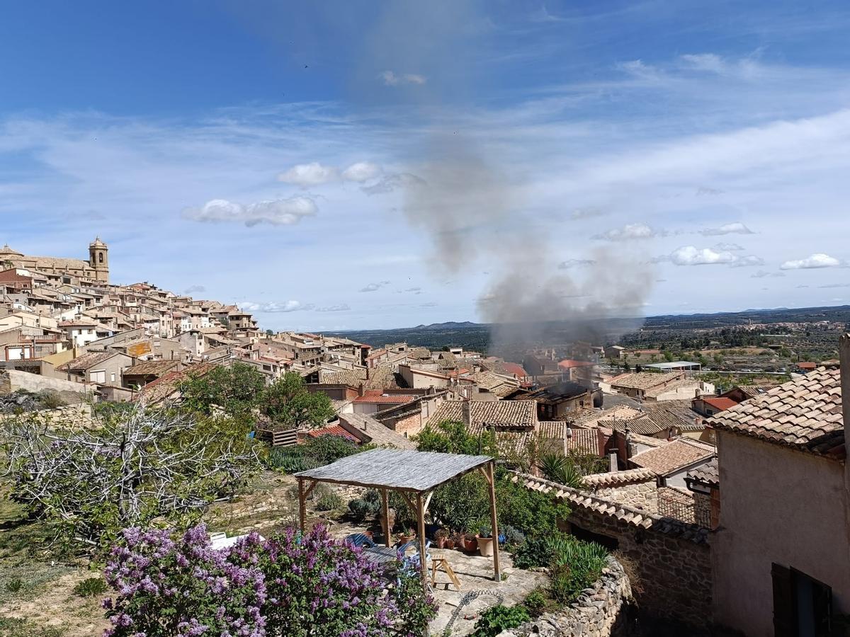 El fuego se ha reavivado en la planta superior de la vivienda.