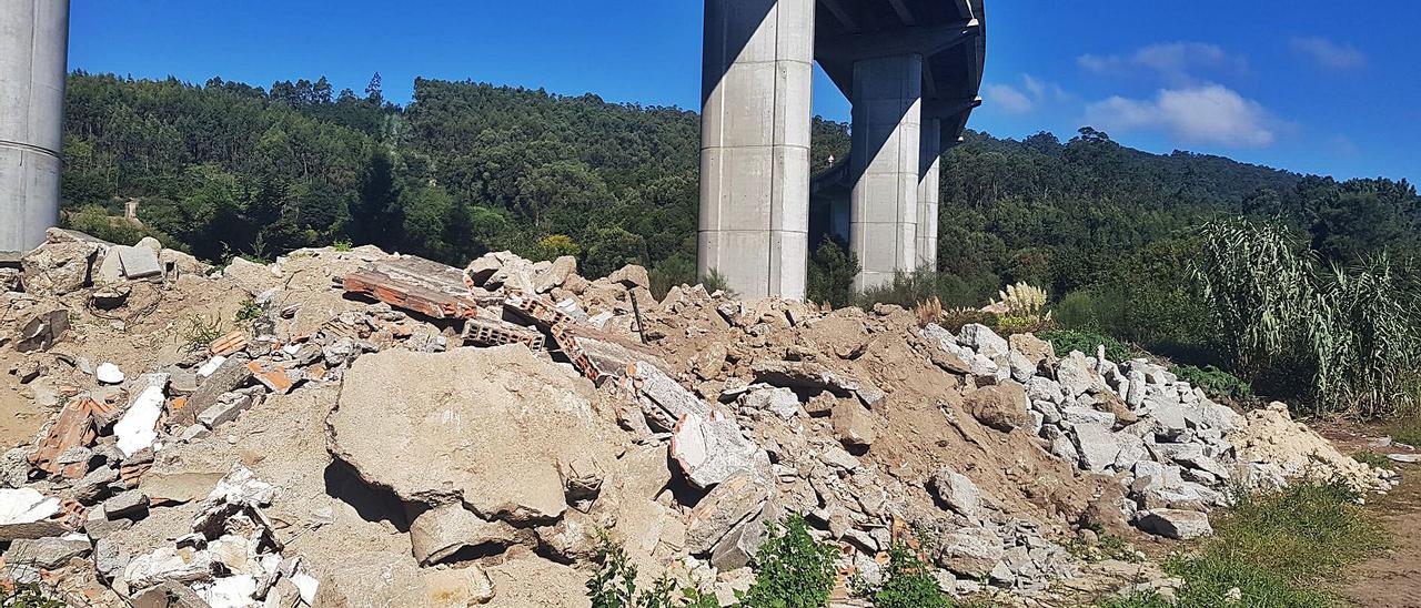 El material retirado en la reforma de la carretera de Abelendo, depositado en montañas bajo el viaducto.   | // FDV