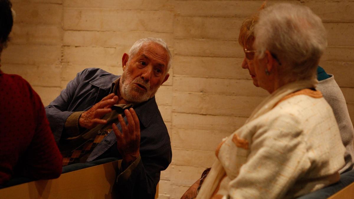 José Luis Coomonte en una charla sobre Baltasar Lobo, entre el público.