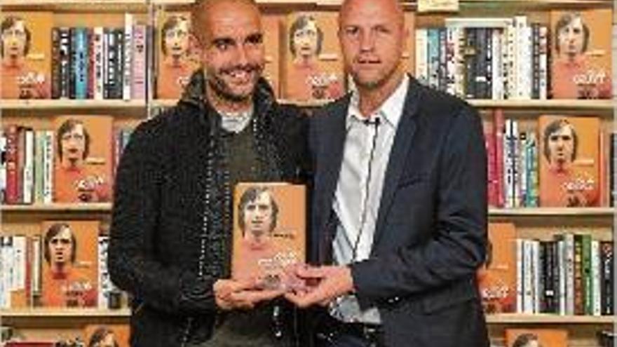 Pep Guardiola i Jordi Cruyff ahir en la presentació a Londres.