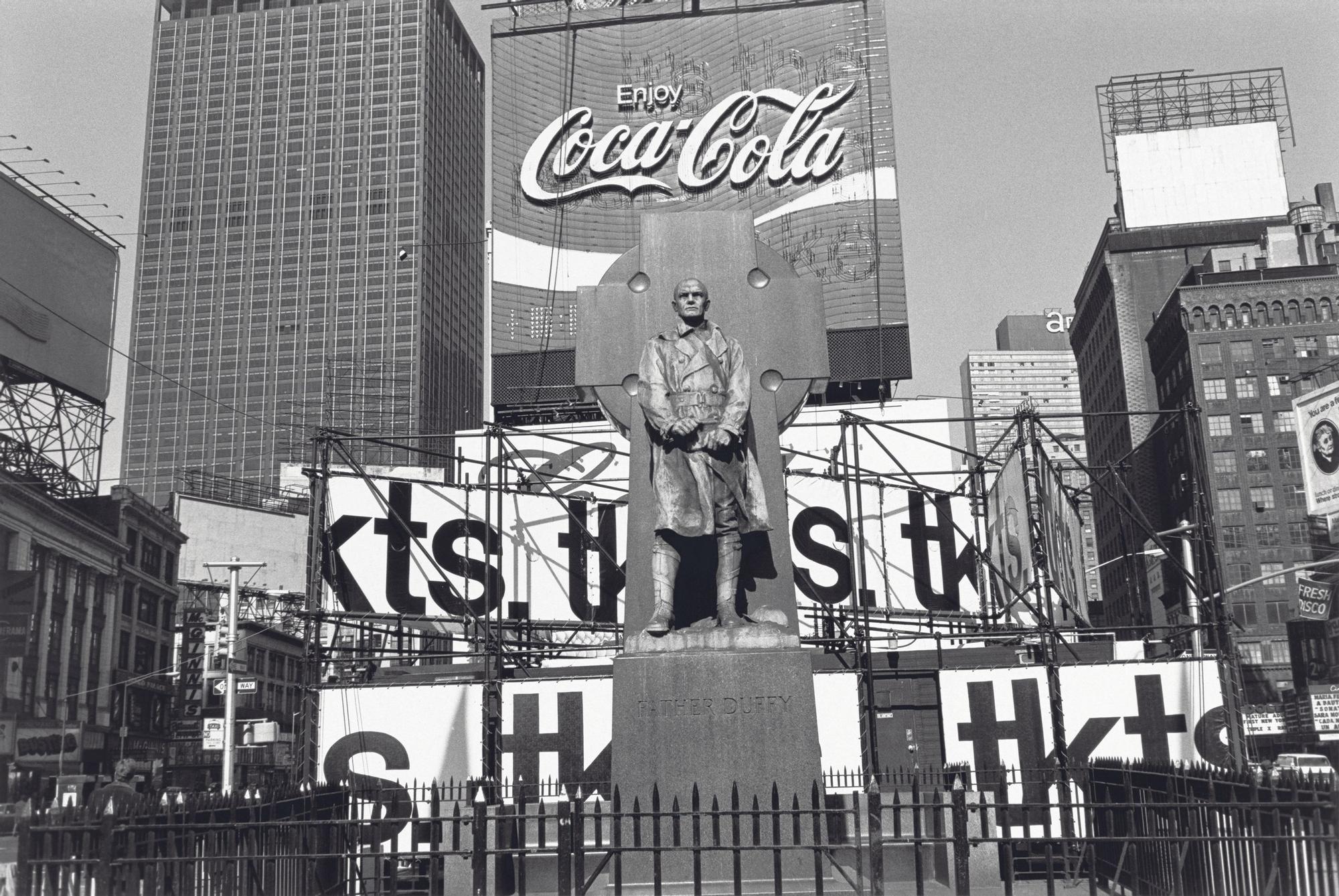 &quot;Father Duffy, Times Square, New York City&quot; (1974), una imatge que mostra com entenia Friedlander la fotografia de monuments