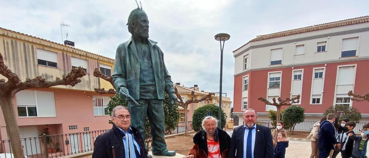 La localidad homenajeó Ripollés con una estatua en la plaza que lleva su nombre.