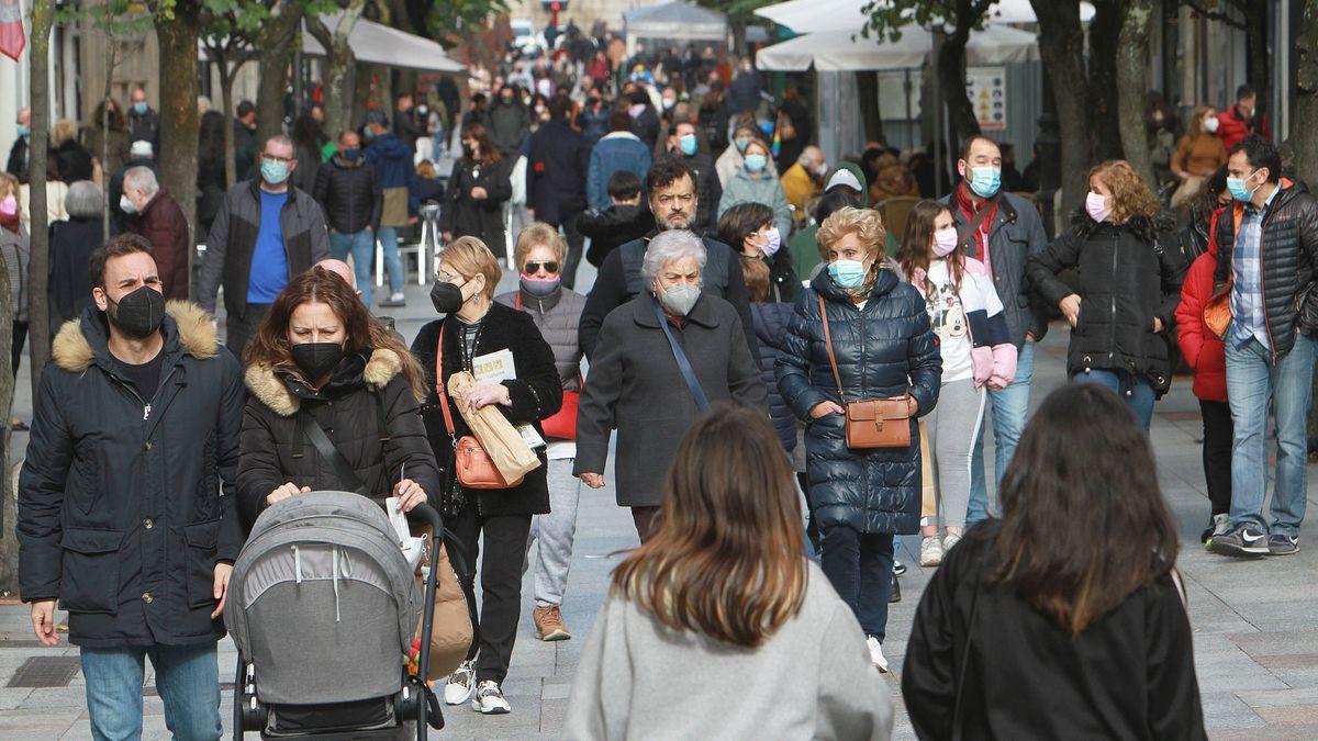 Gente paseando con mascarilla.