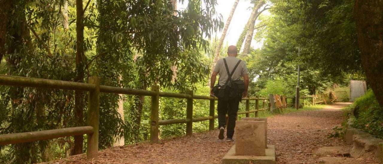 Un banco volteado y una valla rota, en uno de los senderos del parque.  | // NOÉ PARGA