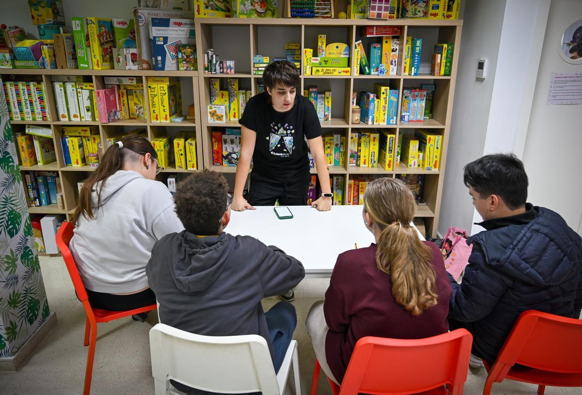 Una profesora durante una clase en el Instituto.