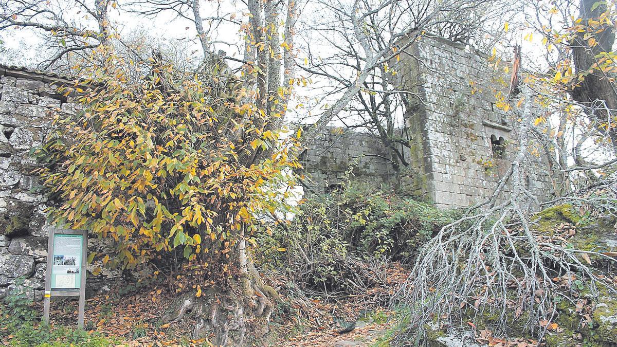 A Torre-Tulla de Outeiro de Fafián, abandonada, vai camiño da ruina.