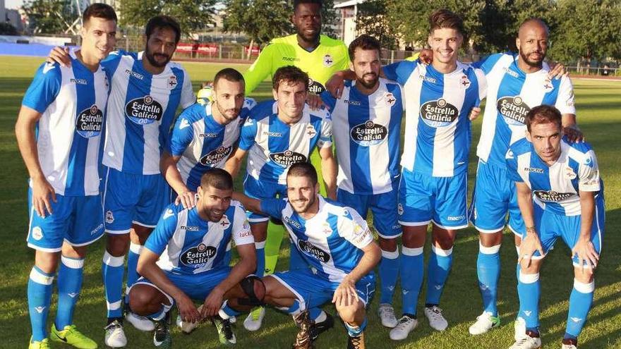 Los jugadores deportivistas, con el trofeo del segundo Memorial Antonio Meirás.