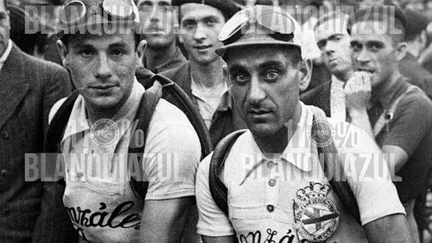 Delio Rodríguez y Berrendero con el escudo del Dépor en La Vuelta de 1942.