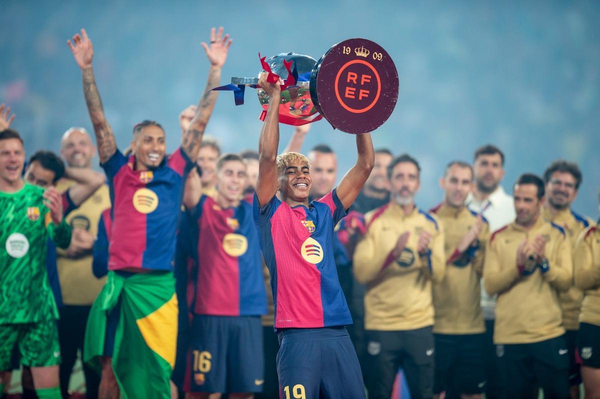 Lamine Yamal festeja la Liga en Montjuïc tras la última jornada ante el Villarreal.