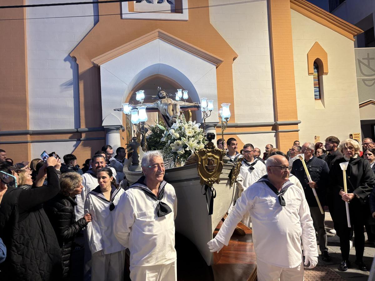 Las imágenes de la multitudinaria procesión de subida de la imagen del Santísimo Cristo del Mar de Benicarló
