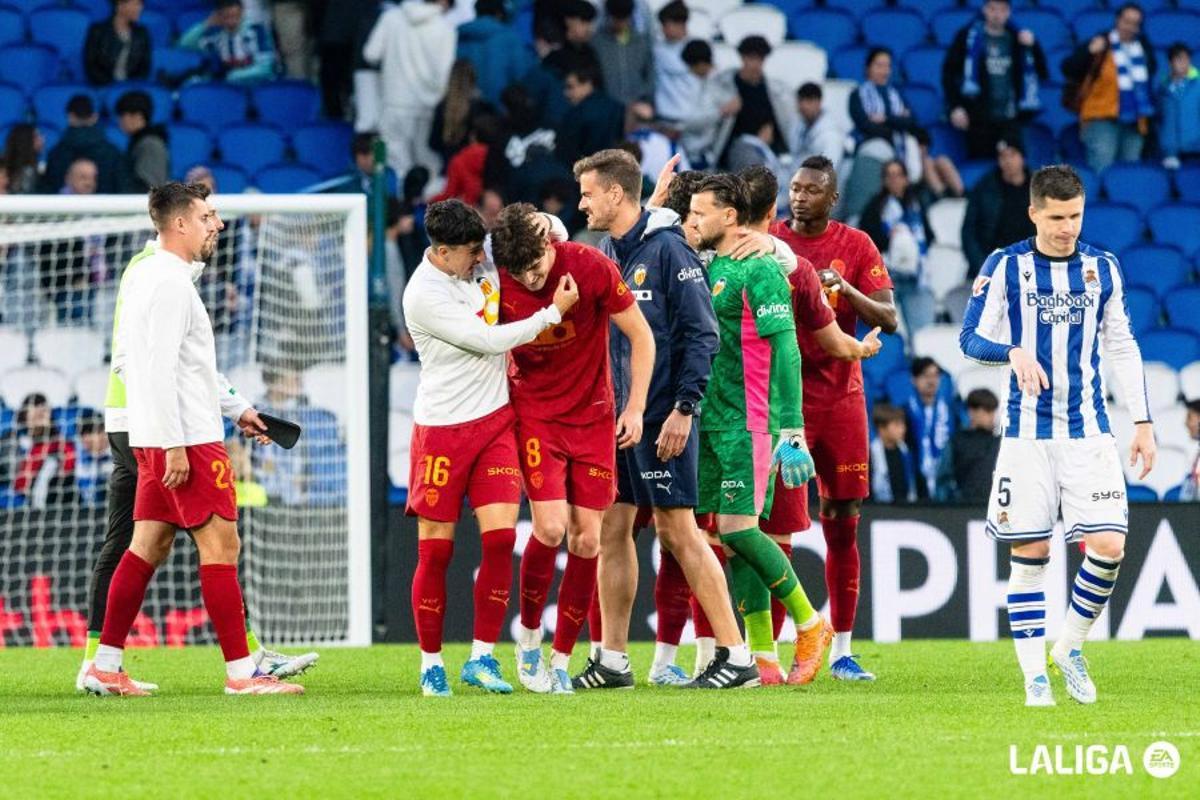Javi Guerra, felicitado por Diego López