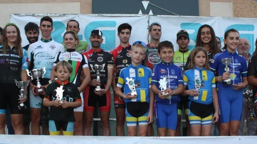 Imagen de los primeros clasificados de las distintas categorías en el podio tras la entrega de trofeos.