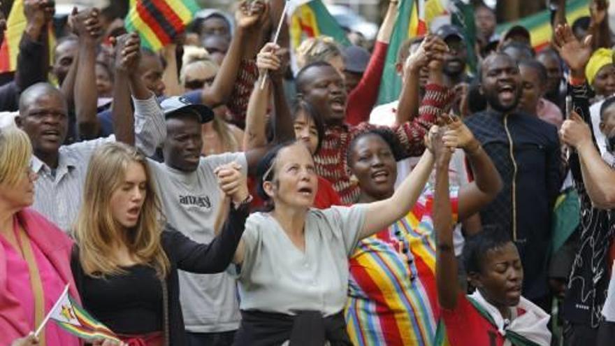 Centenars de persones celebren la destitució de Mugabe