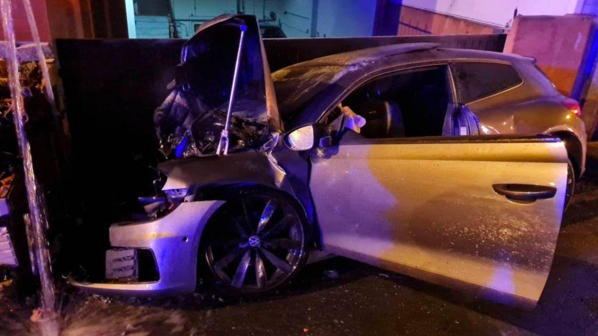 Así quedó el coche siniestrado en Culleredo.