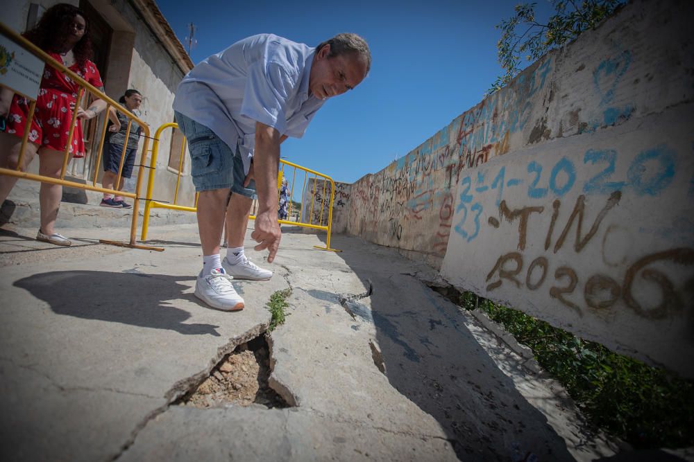 Socavones, grietas... los vecinos de la calle San Bruno de Callosa temen que se venga abajo. El Síndic de Greuges investiga qué van a hacer las administraciones ante la denuncia de treinta familias qu