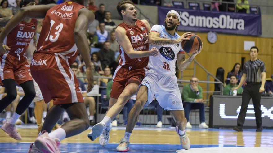 Kassius Robertson, marcat per Guillem Jou, durant la derrota de l'any passat a Santiago