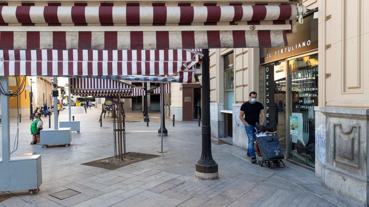 Terrazas cerradas tras el cese de actividad de la hostelería.