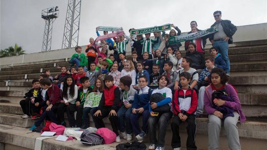 Alumnos del Tirso de Molina ponen la banda sonora en el entreno a puerta abierta en la ciudad deportiva