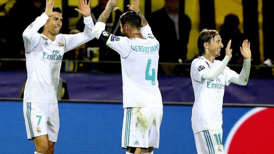 Cristiano Ronaldo, Ramos y Modric celebran uno de los goles blancos ayer en Dortmund.
