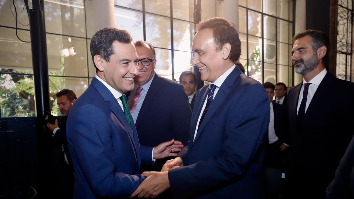 Juanma Moreno y Gómez Villamandos en 2022, durante la toma de posesión del segundo como consejero.