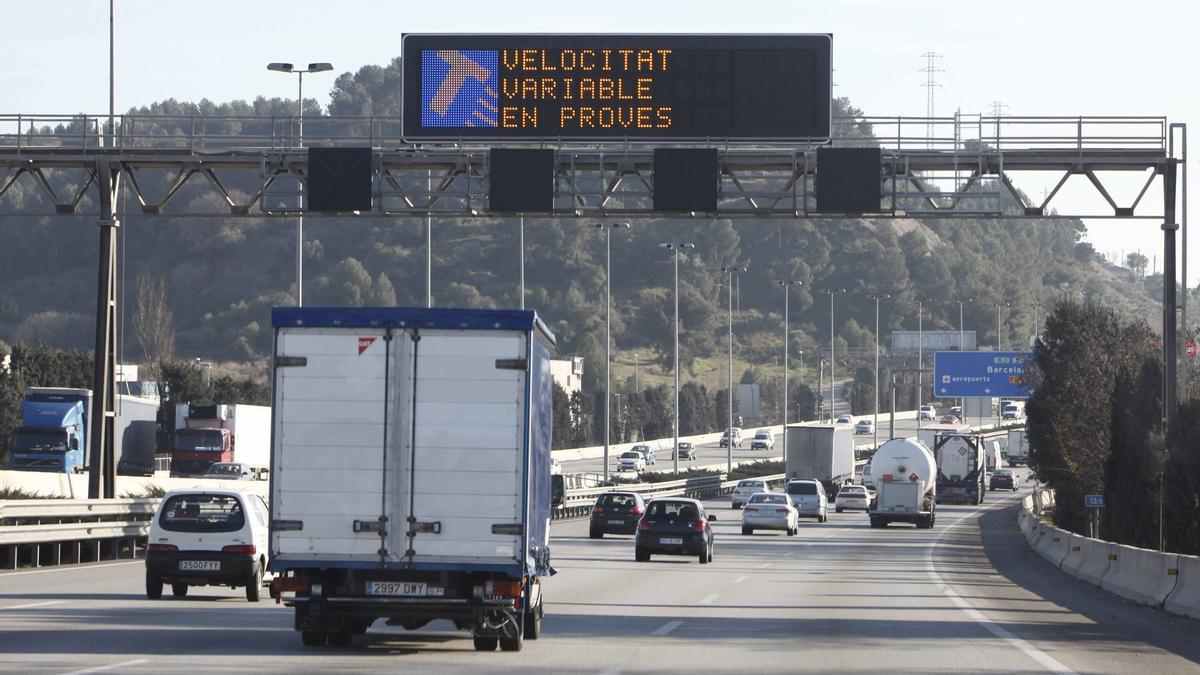 Camiones circulando por la autopista AP-2, a su paso por El Papiol