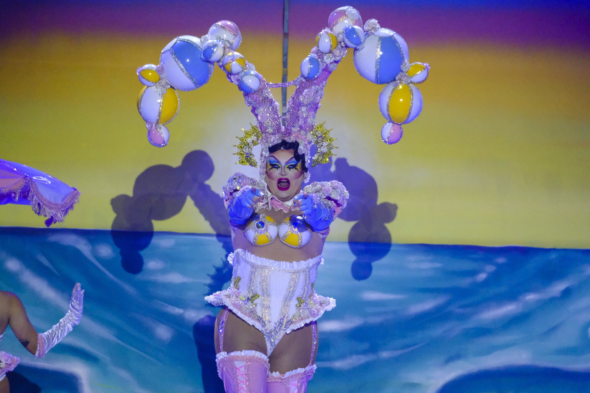 7. Drag Sequins (Samuel José Torres Ojeda) Con el patrocinio de Ayuntamiento de Arucas y Vervia Asesores y con un diseño de Josep López Martí y Néstor Santana García presenta el espectáculo Ay, eres como el verano. ¿Caliente? ¡No! Sin clase.