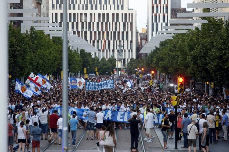 Concentración de aficionados por el futuro del Real Zaragoza