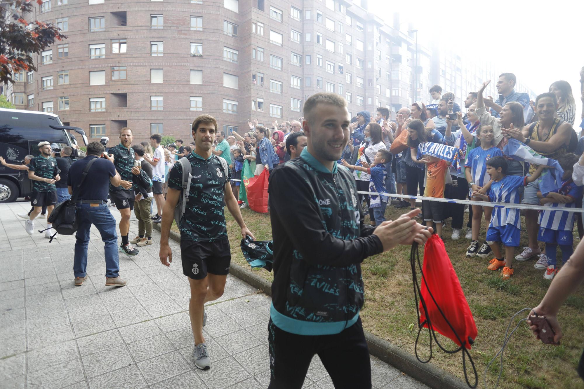 Así fue la llegada de los jugadores del Avilés y el Granada al Román Suárez Puerta
