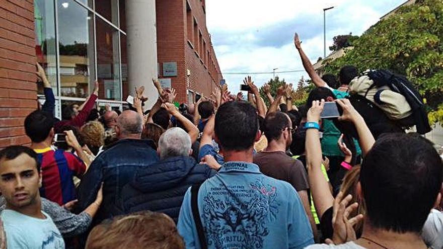 Guàrdies civils carregant contra la gent que volia votar a Sant Joan