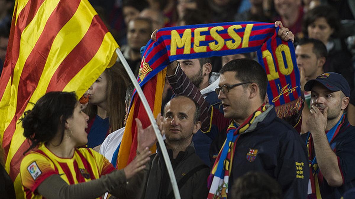 Un aficionado muestra su apoyo a Messi con una bufanda con el nombre de la estrella
