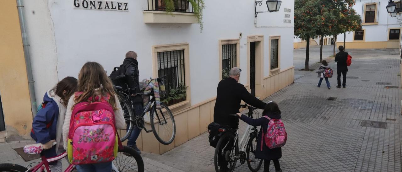 Varios peatones y ciclistas bajan unos de los escalones de acceso a la plaza Rafael Botí.