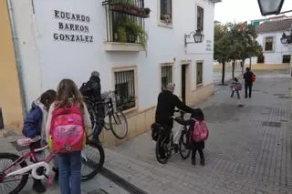 Escalones y rampas imposibles en la plaza Rafael Botí: un reto para la accesibilidad