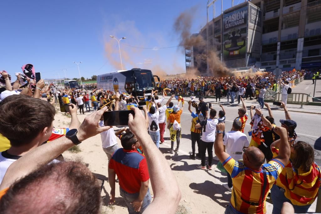 La afición del Valencia CF ante el Elche