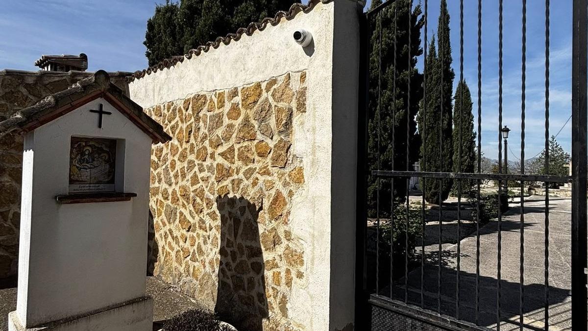 Cámara de vigilancia a la entrada del cementerio de Bufali.