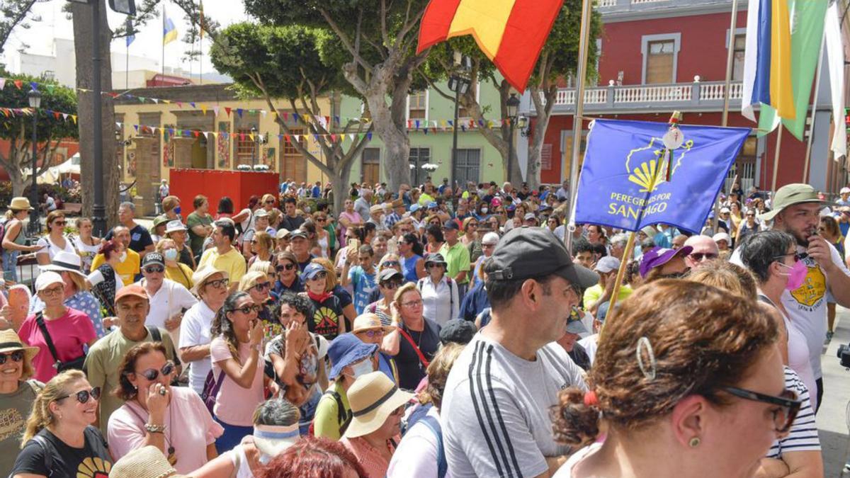 Peregrinos en la Plaza de Santiago antes de entrar al templo. | | JUAN CASTRO