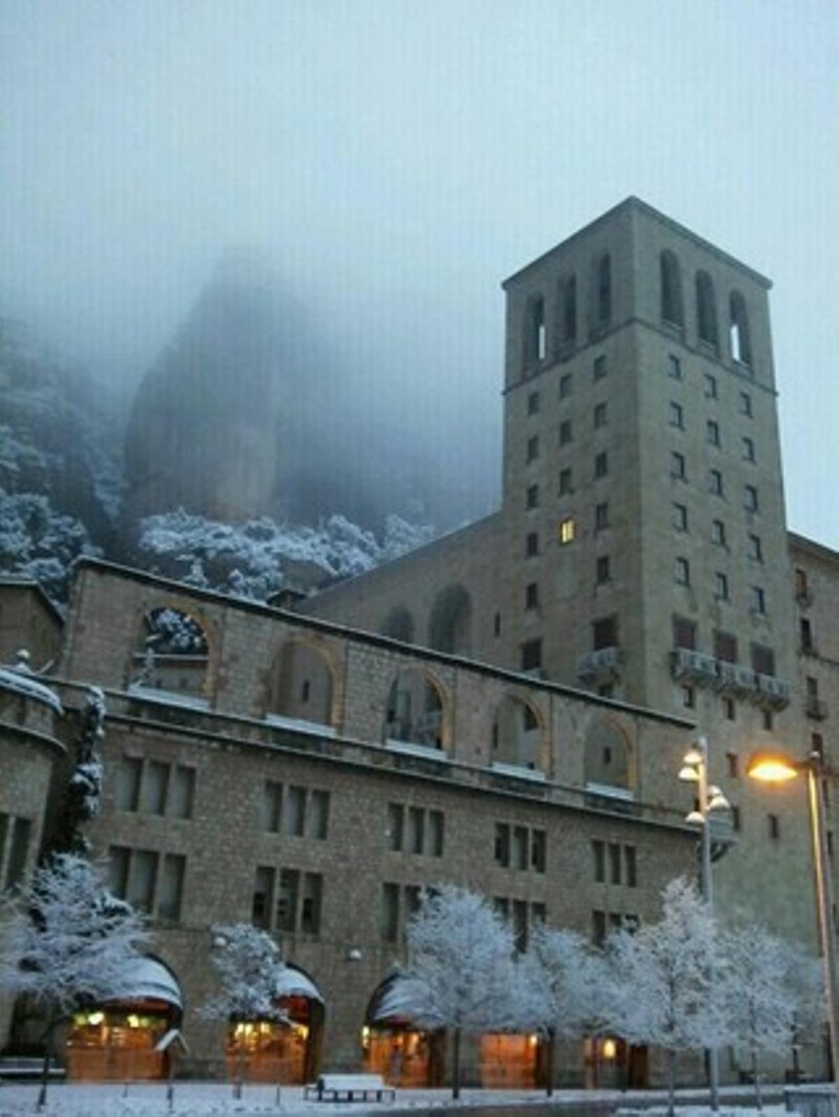 Espectacular aspecte aquest matí de Montserrat després de la nevada.