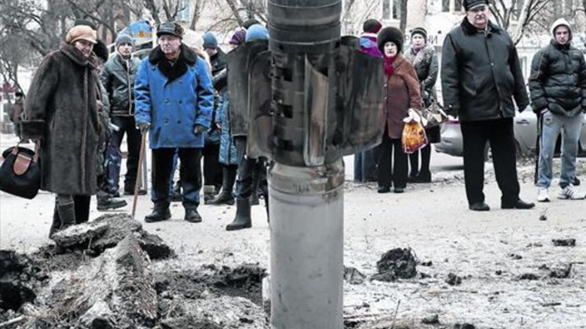 Civiles ucranianos observan los restos de un misil en una calle de Kramatorsk.