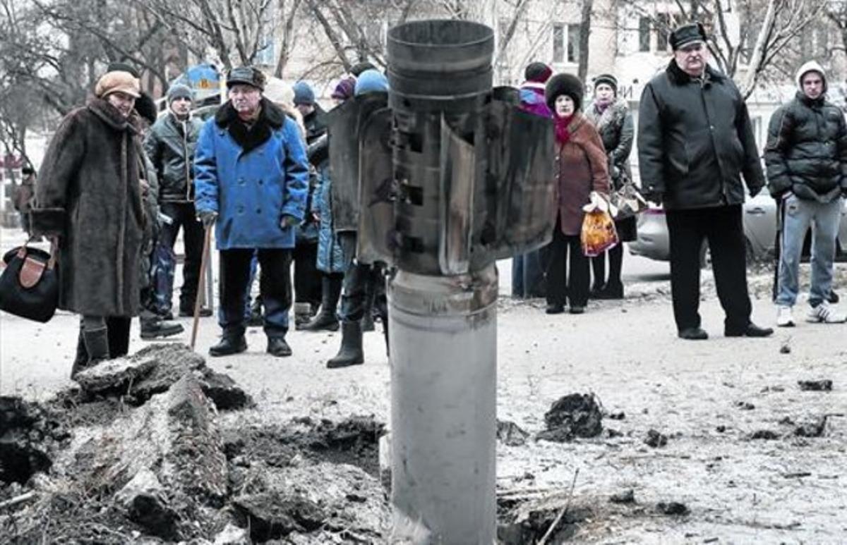 Civils ucraïnesos observen les restes d’un míssil en un carrer de Kramatorsk.