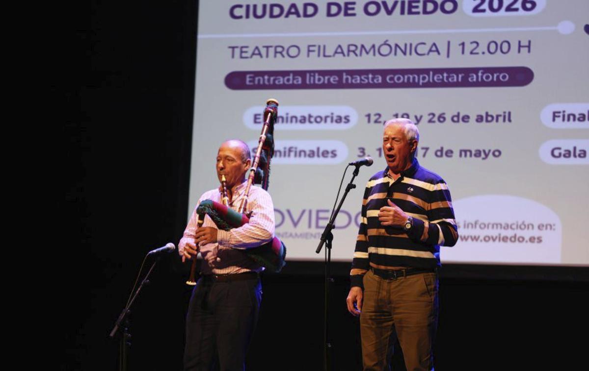 Sobre el escenario del Filarmónica, por la izquierda, José Luis Sánchez Verdeja, Mónica Vega Ramos, Piedad García Guerra, Esteban Verdeja Martínez, Lorena Corripio López, Manuel Arenas Pérez, la concejala Covadonga Díaz Álvarez, el gaitero oficial del concurso, Vicente Prado, «El Pravianu», Carlos Mier Mier, Odón García González, «Odón del Paganéu», Rogelio Mier Mier, Manuel Sañudo Sainz, la presentadora Almudena Iglesias, Marcelino Fernández García y el director del certamen, Laude Martínez. | MARIO CANTELI