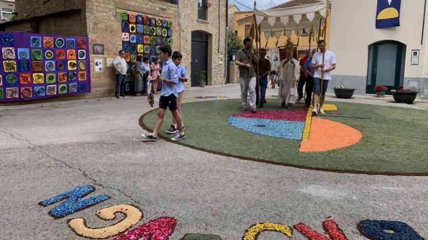 La pluja aigualeix la celebració festiva del Corpus de Borrassà