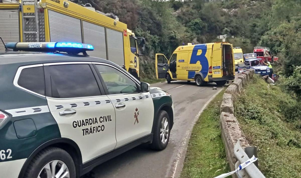 Momento de la excarcelación del piloto, con agentes de la Guardia Civil y miembros del SEPA presentes en la curva del alto del Fito, en Colunga. | A. I.